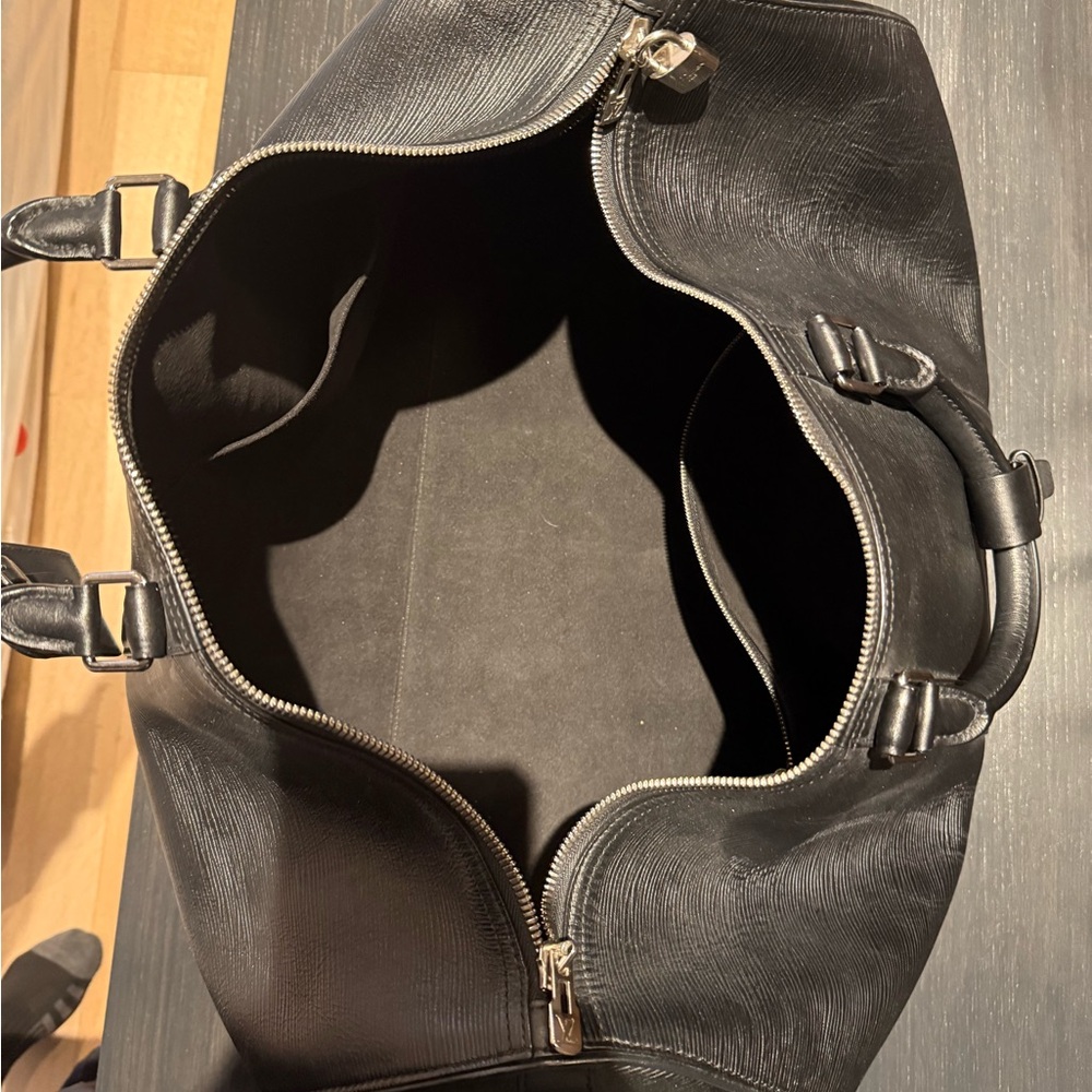 Louis Vuitton x Supreme Keepall Bandoulière 55 – Black Epi Leather - Picture 7 of 9